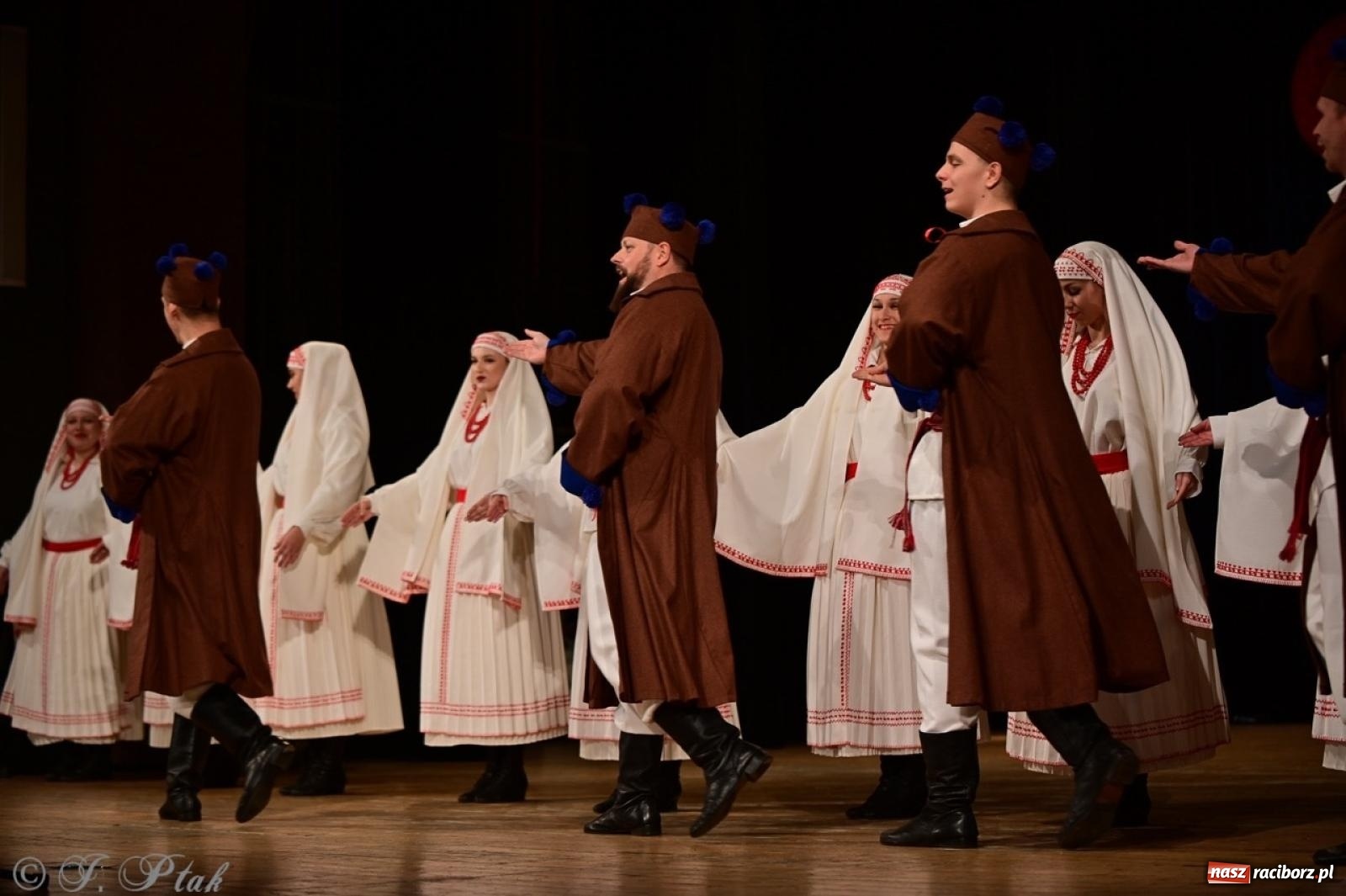 Zdjęcie w galerii na portalu naszraciborz.pl: Koncert charytatywny dla Judytki: taniec, folklor i świąteczne smaki zgromadziły tłumy wiadomości z regionu