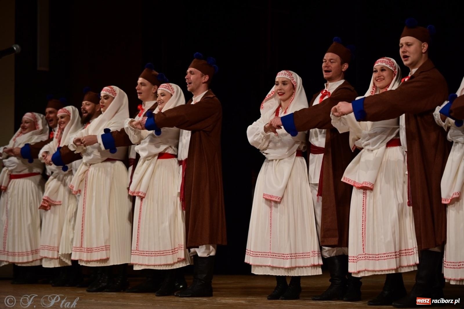 Zdjęcie w galerii na portalu naszraciborz.pl: Koncert charytatywny dla Judytki: taniec, folklor i świąteczne smaki zgromadziły tłumy wiadomości z regionu