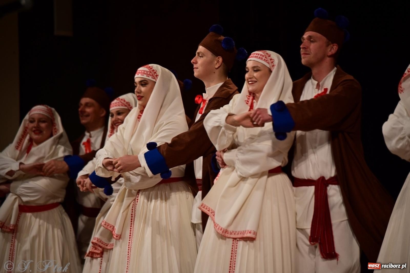 Zdjęcie w galerii na portalu naszraciborz.pl: Koncert charytatywny dla Judytki: taniec, folklor i świąteczne smaki zgromadziły tłumy wiadomości z regionu