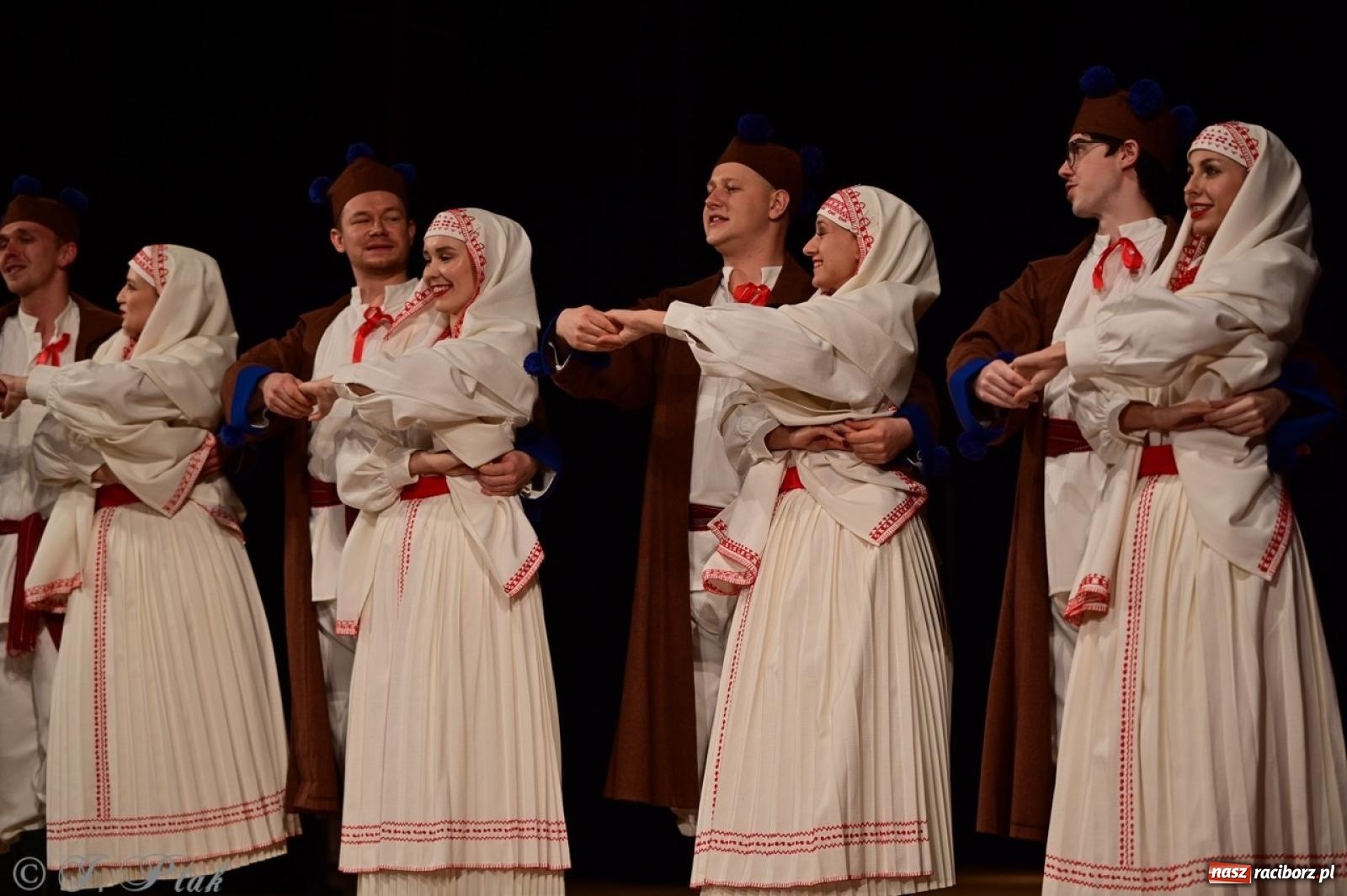 Zdjęcie w galerii na portalu naszraciborz.pl: Koncert charytatywny dla Judytki: taniec, folklor i świąteczne smaki zgromadziły tłumy wiadomości z regionu