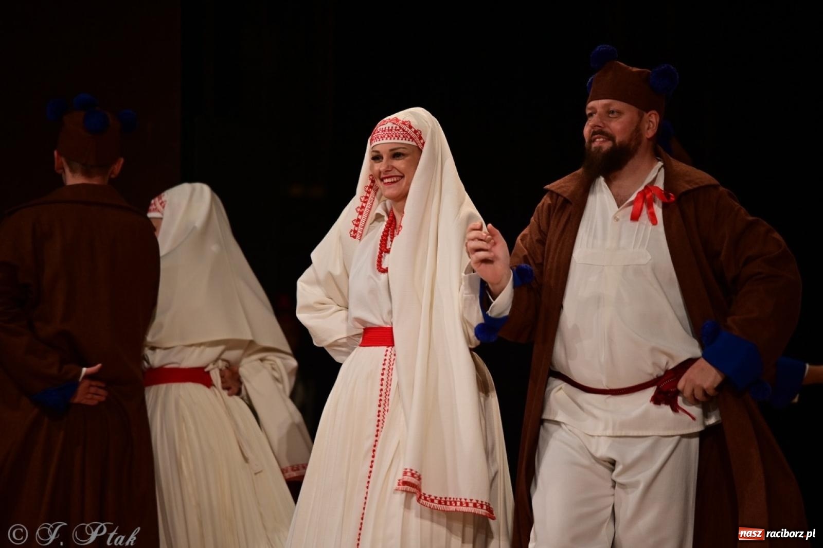 Zdjęcie w galerii na portalu naszraciborz.pl: Koncert charytatywny dla Judytki: taniec, folklor i świąteczne smaki zgromadziły tłumy wiadomości z regionu