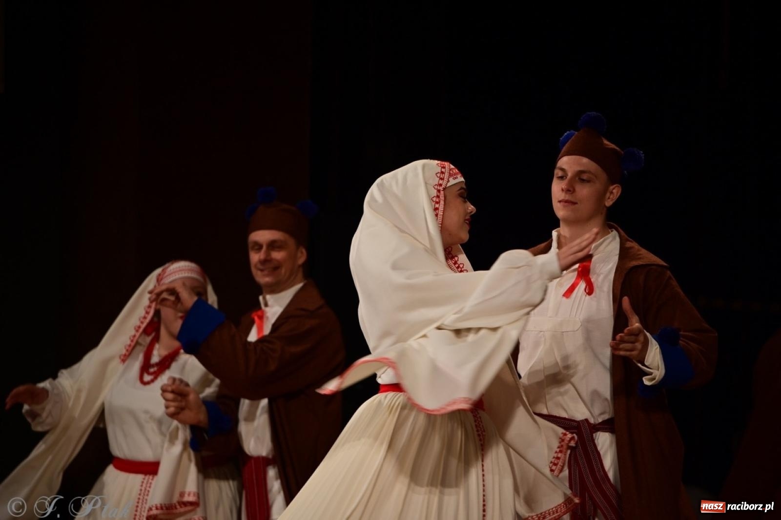 Zdjęcie w galerii na portalu naszraciborz.pl: Koncert charytatywny dla Judytki: taniec, folklor i świąteczne smaki zgromadziły tłumy wiadomości z regionu