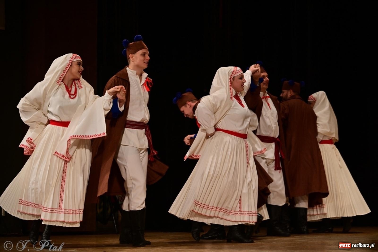 Zdjęcie w galerii na portalu naszraciborz.pl: Koncert charytatywny dla Judytki: taniec, folklor i świąteczne smaki zgromadziły tłumy wiadomości z regionu