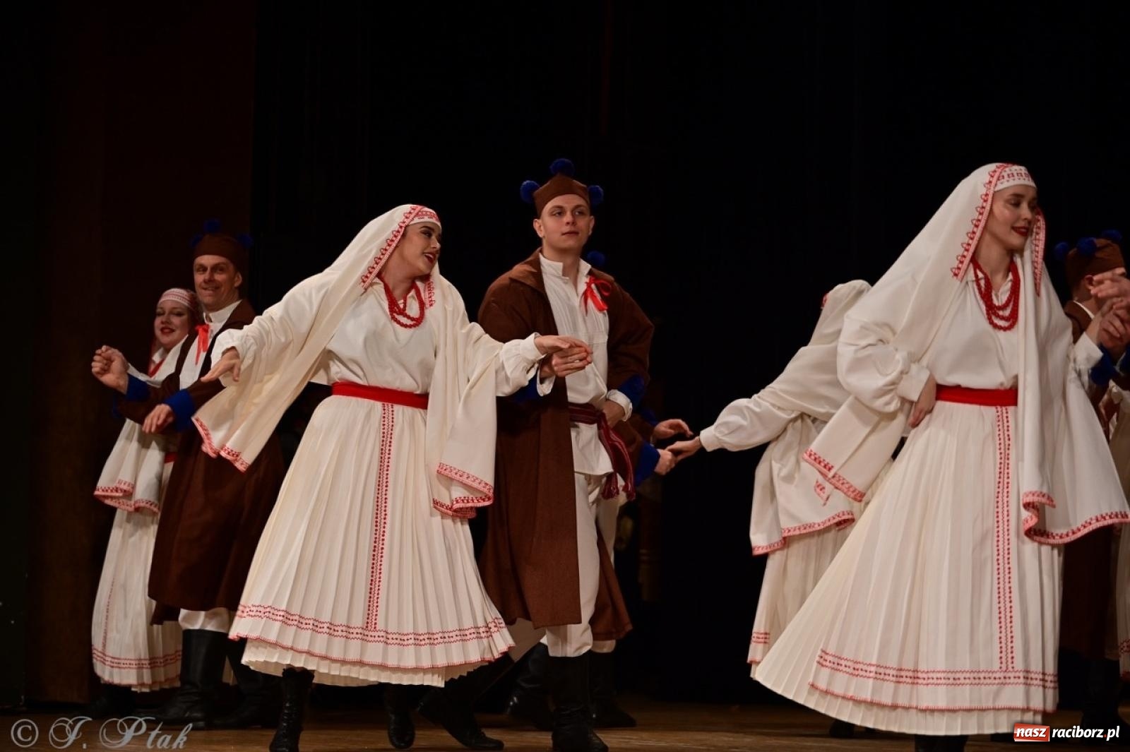 Zdjęcie w galerii na portalu naszraciborz.pl: Koncert charytatywny dla Judytki: taniec, folklor i świąteczne smaki zgromadziły tłumy wiadomości z regionu