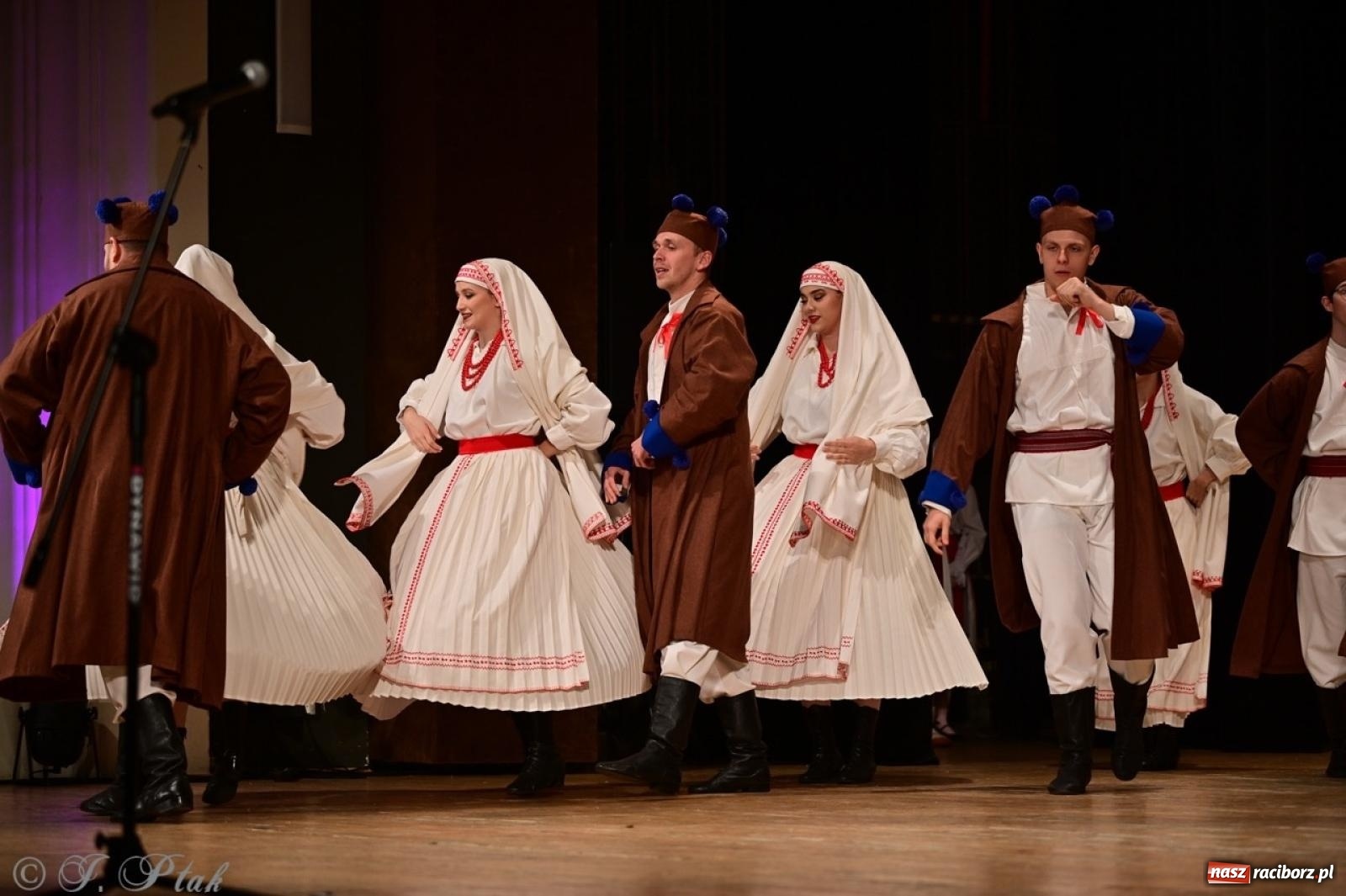 Zdjęcie w galerii na portalu naszraciborz.pl: Koncert charytatywny dla Judytki: taniec, folklor i świąteczne smaki zgromadziły tłumy wiadomości z regionu