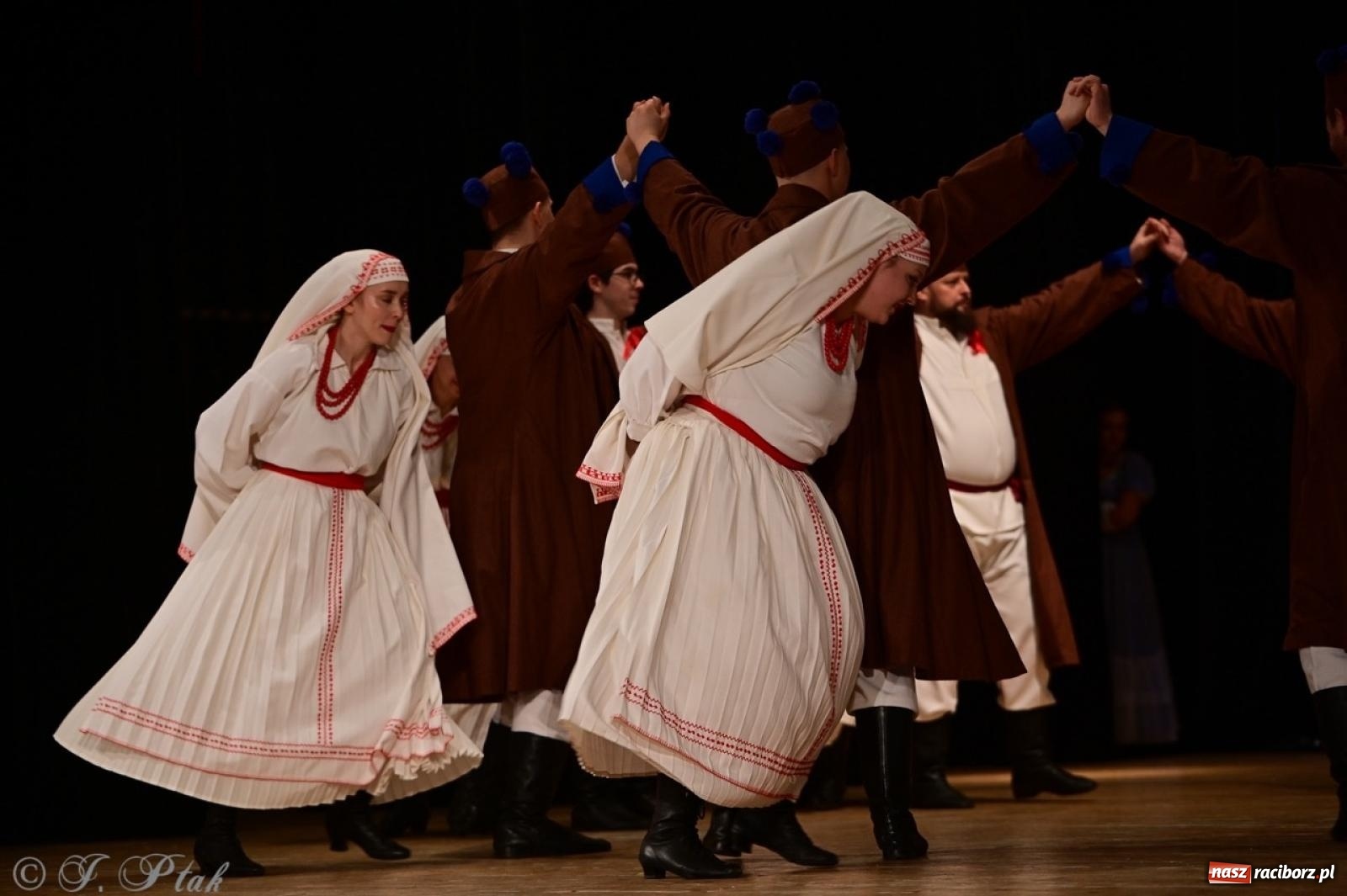 Zdjęcie w galerii na portalu naszraciborz.pl: Koncert charytatywny dla Judytki: taniec, folklor i świąteczne smaki zgromadziły tłumy wiadomości z regionu