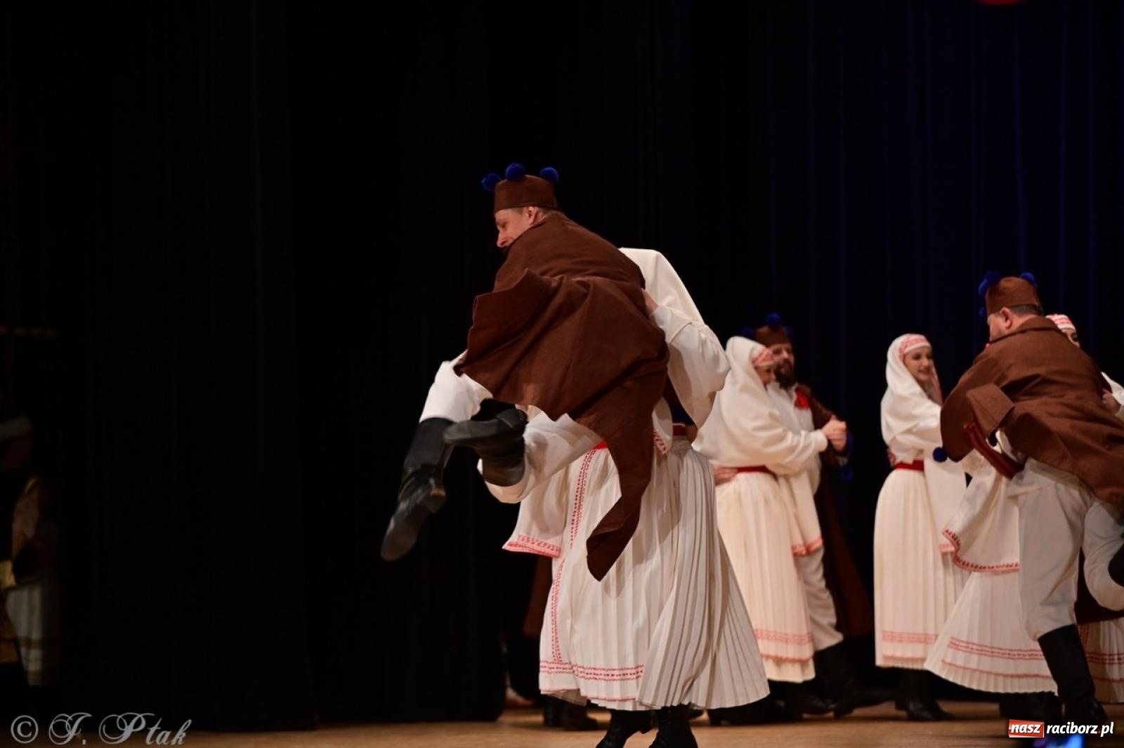 Zdjęcie w galerii na portalu naszraciborz.pl: Koncert charytatywny dla Judytki: taniec, folklor i świąteczne smaki zgromadziły tłumy wiadomości z regionu