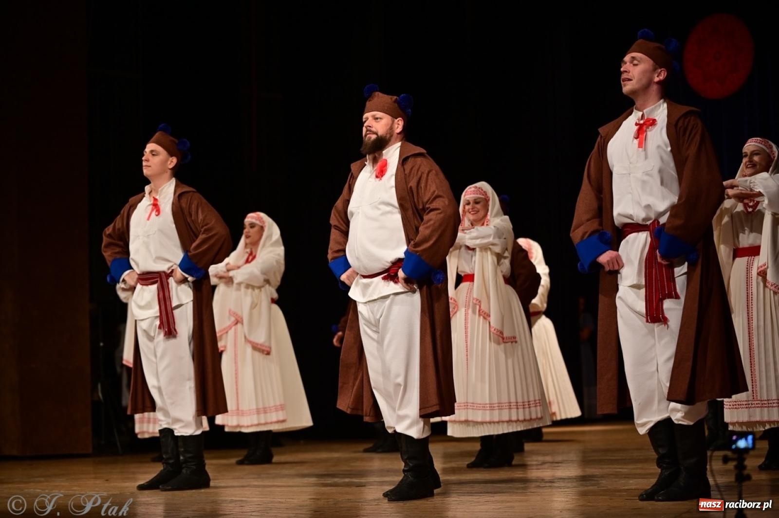 Zdjęcie w galerii na portalu naszraciborz.pl: Koncert charytatywny dla Judytki: taniec, folklor i świąteczne smaki zgromadziły tłumy wiadomości z regionu