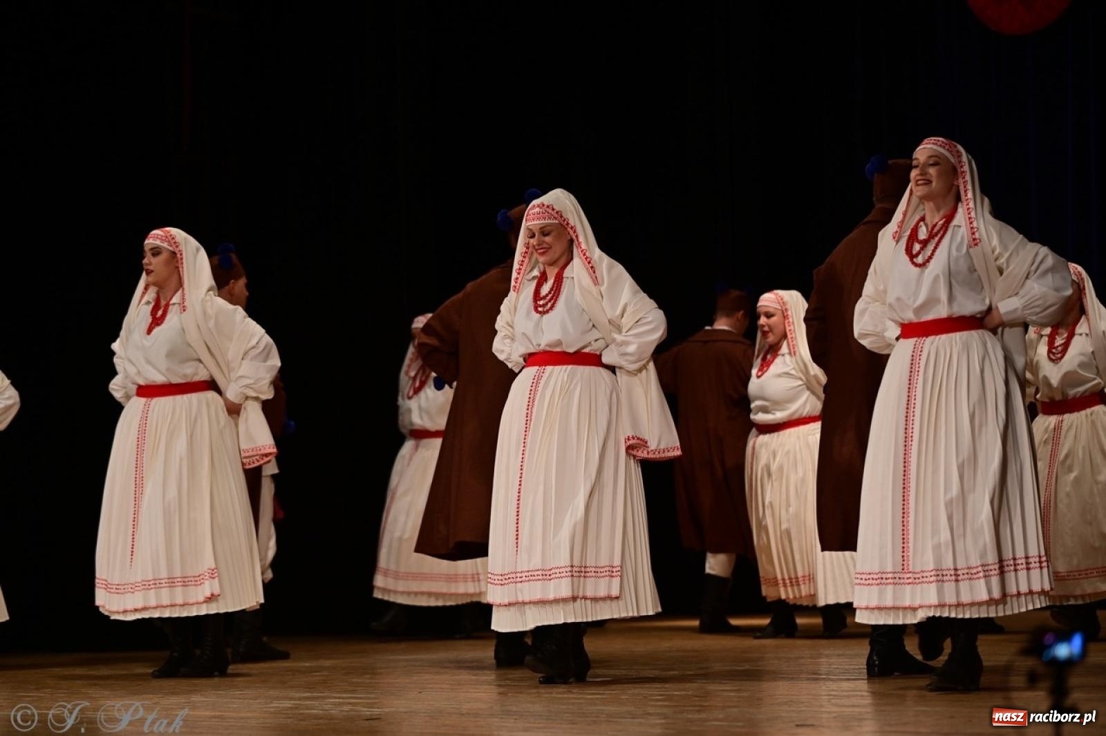 Zdjęcie w galerii na portalu naszraciborz.pl: Koncert charytatywny dla Judytki: taniec, folklor i świąteczne smaki zgromadziły tłumy wiadomości z regionu