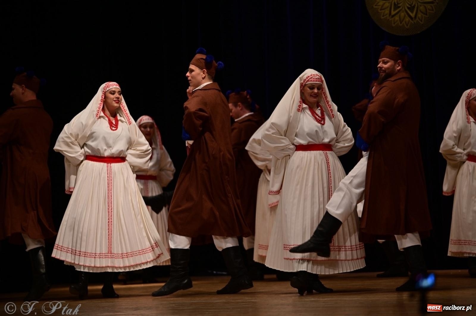 Zdjęcie w galerii na portalu naszraciborz.pl: Koncert charytatywny dla Judytki: taniec, folklor i świąteczne smaki zgromadziły tłumy wiadomości z regionu