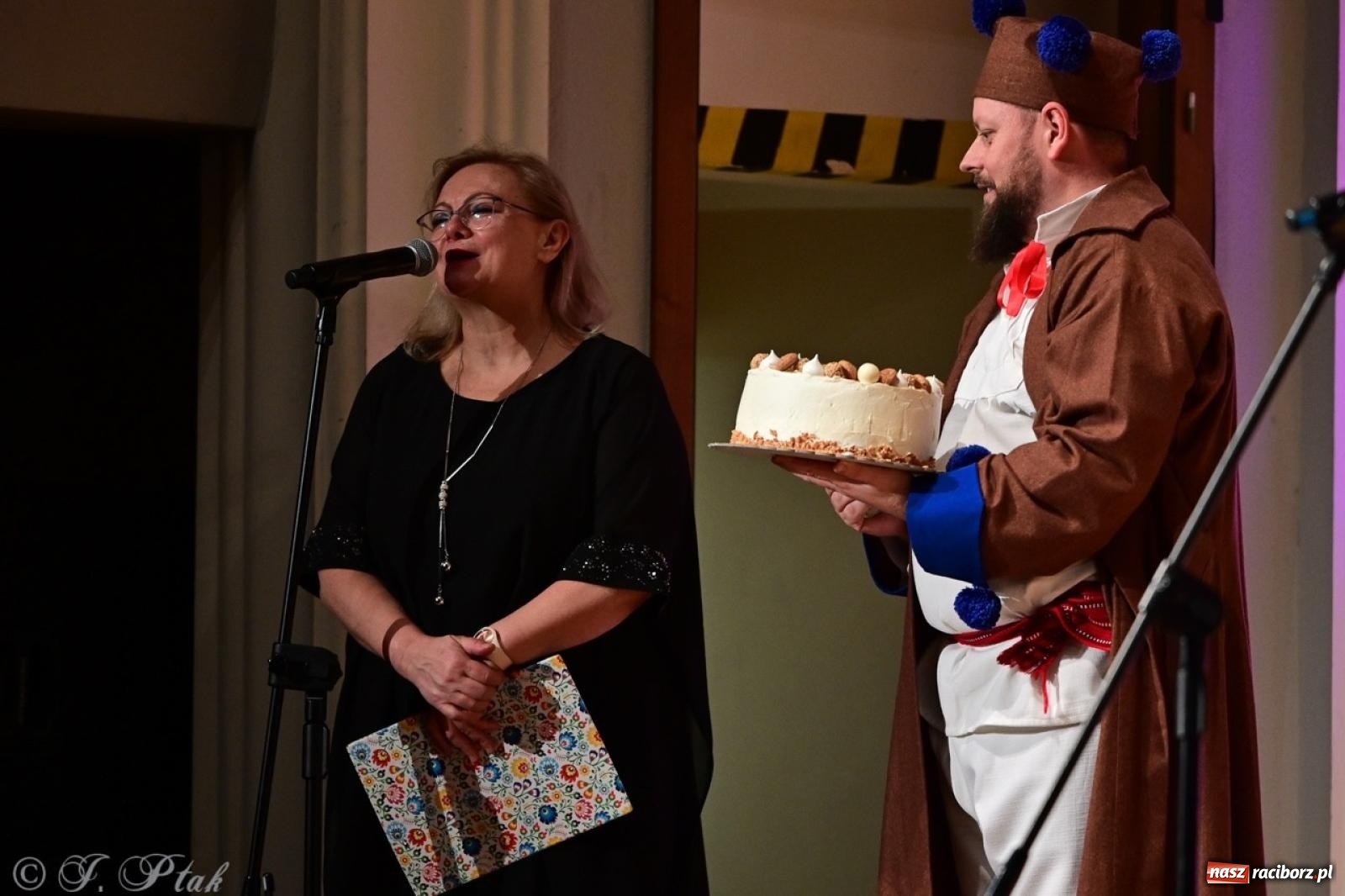 Zdjęcie w galerii na portalu naszraciborz.pl: Koncert charytatywny dla Judytki: taniec, folklor i świąteczne smaki zgromadziły tłumy wiadomości z regionu