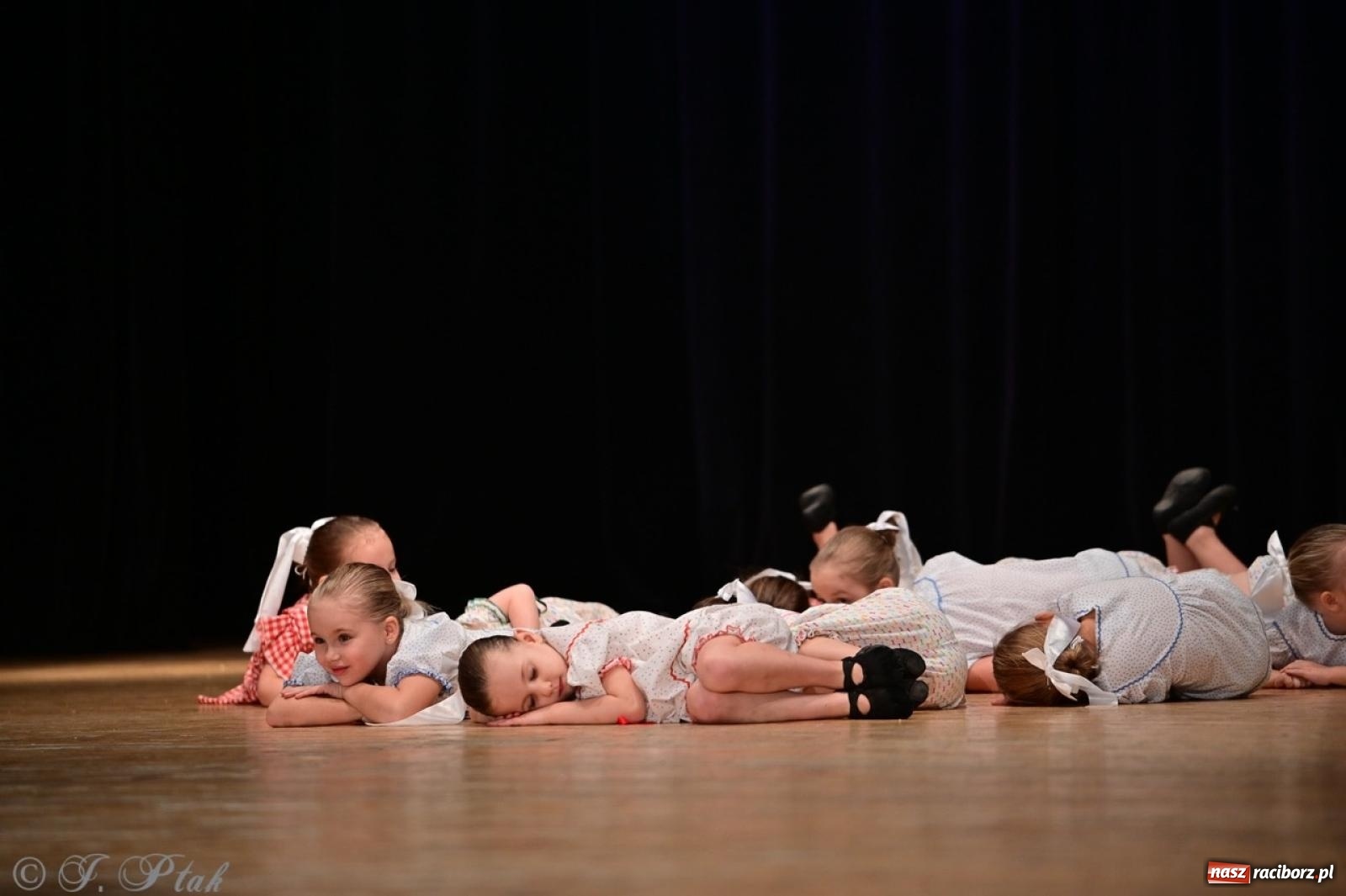 Zdjęcie w galerii na portalu naszraciborz.pl: Koncert charytatywny dla Judytki: taniec, folklor i świąteczne smaki zgromadziły tłumy wiadomości z regionu