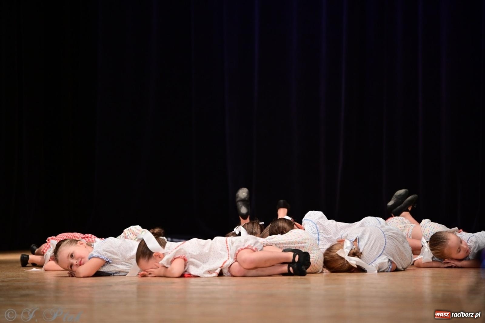 Zdjęcie w galerii na portalu naszraciborz.pl: Koncert charytatywny dla Judytki: taniec, folklor i świąteczne smaki zgromadziły tłumy wiadomości z regionu