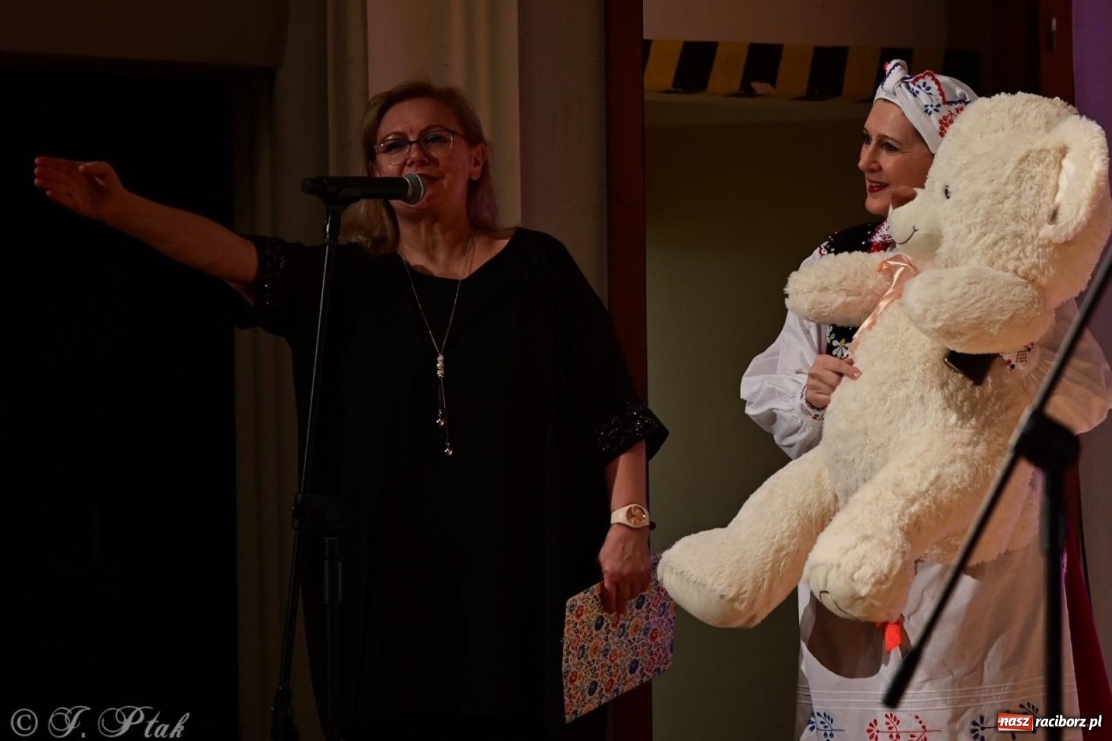 Zdjęcie w galerii na portalu naszraciborz.pl: Koncert charytatywny dla Judytki: taniec, folklor i świąteczne smaki zgromadziły tłumy wiadomości z regionu