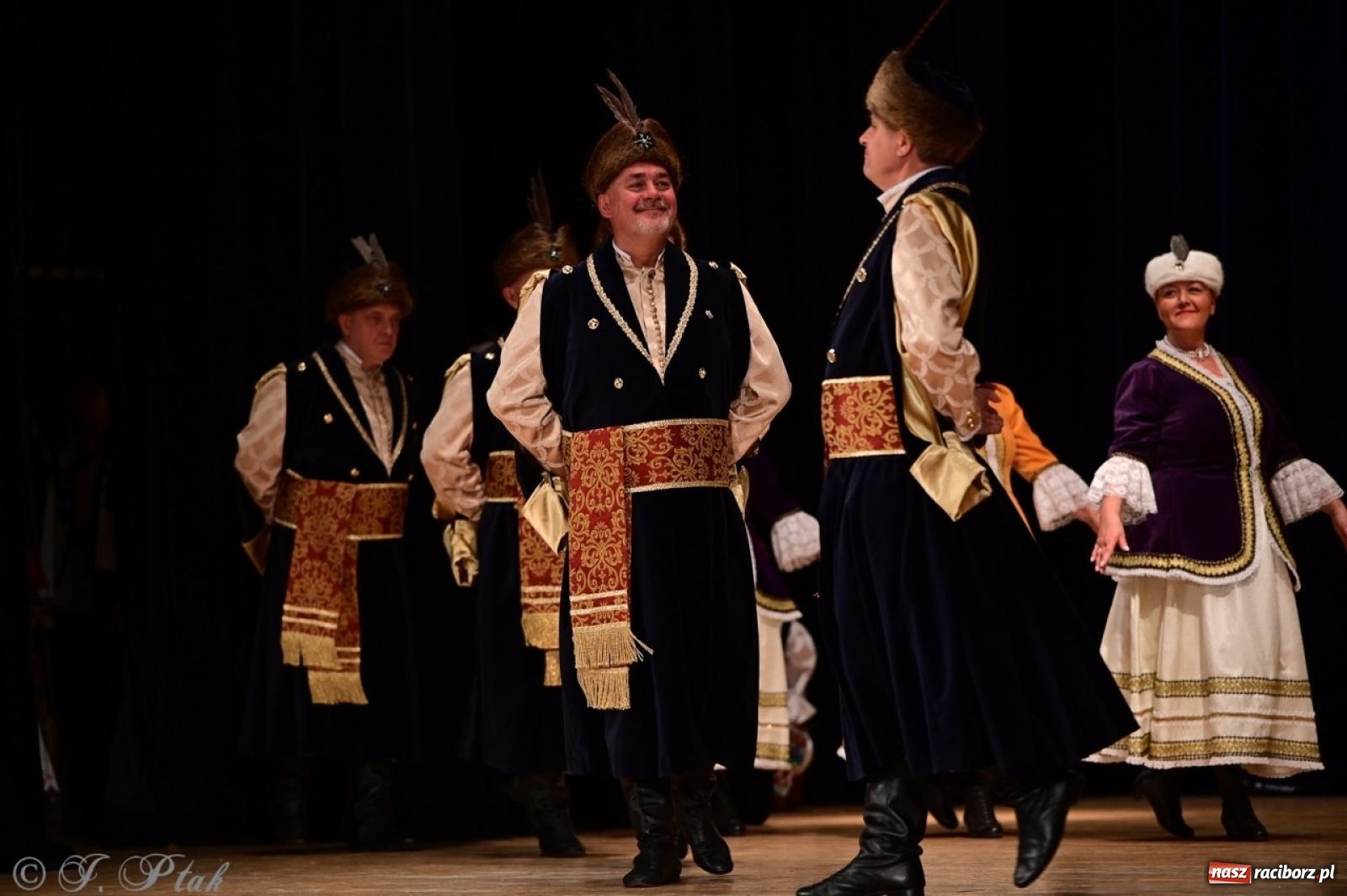 Zdjęcie w galerii na portalu naszraciborz.pl: Koncert charytatywny dla Judytki: taniec, folklor i świąteczne smaki zgromadziły tłumy wiadomości z regionu