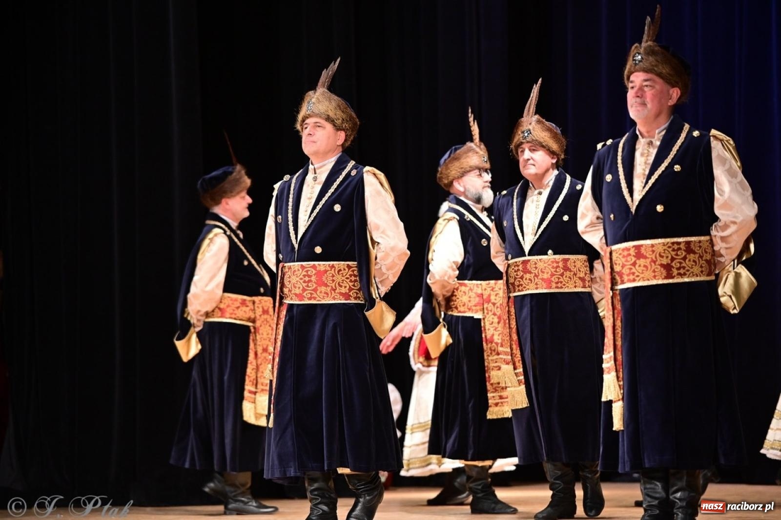 Zdjęcie w galerii na portalu naszraciborz.pl: Koncert charytatywny dla Judytki: taniec, folklor i świąteczne smaki zgromadziły tłumy wiadomości z regionu