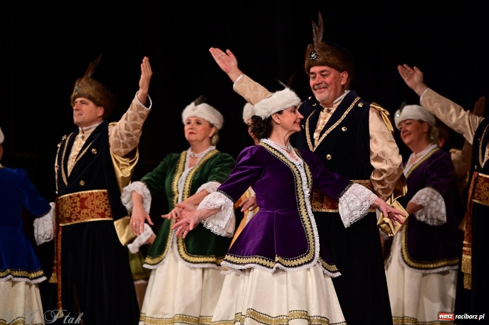 Zdjęcie w galerii na portalu naszraciborz.pl: Koncert charytatywny dla Judytki: taniec, folklor i świąteczne smaki zgromadziły tłumy wiadomości z regionu