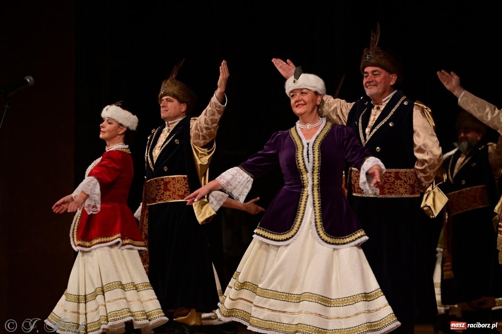 Zdjęcie w galerii na portalu naszraciborz.pl: Koncert charytatywny dla Judytki: taniec, folklor i świąteczne smaki zgromadziły tłumy wiadomości z regionu