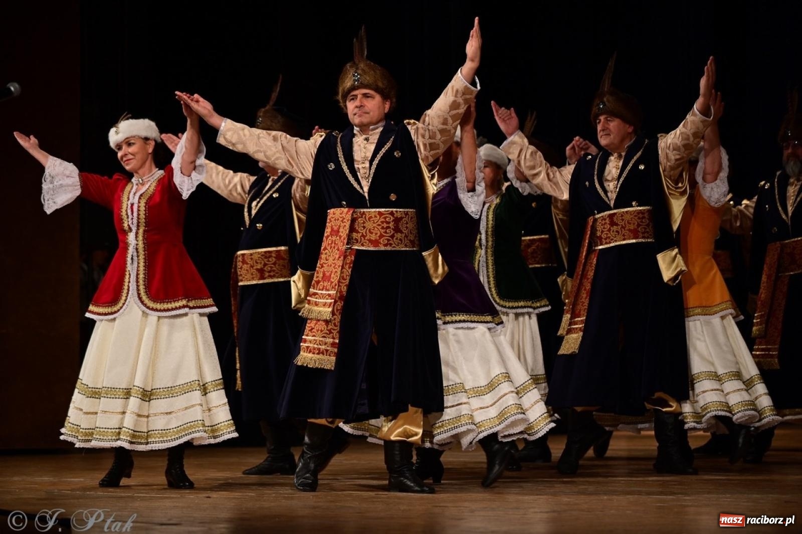Zdjęcie w galerii na portalu naszraciborz.pl: Koncert charytatywny dla Judytki: taniec, folklor i świąteczne smaki zgromadziły tłumy wiadomości z regionu