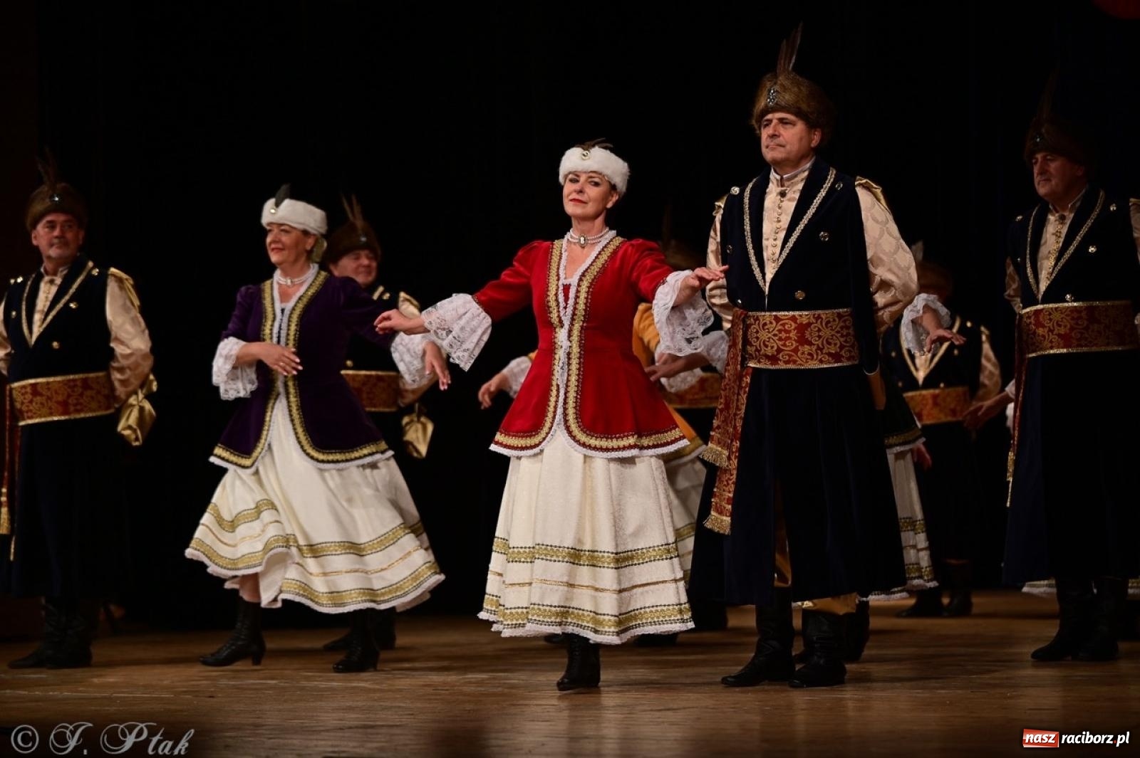 Zdjęcie w galerii na portalu naszraciborz.pl: Koncert charytatywny dla Judytki: taniec, folklor i świąteczne smaki zgromadziły tłumy wiadomości z regionu