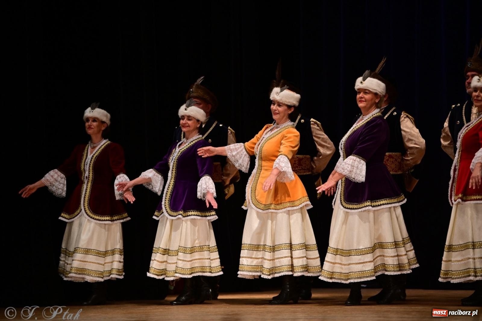 Zdjęcie w galerii na portalu naszraciborz.pl: Koncert charytatywny dla Judytki: taniec, folklor i świąteczne smaki zgromadziły tłumy wiadomości z regionu