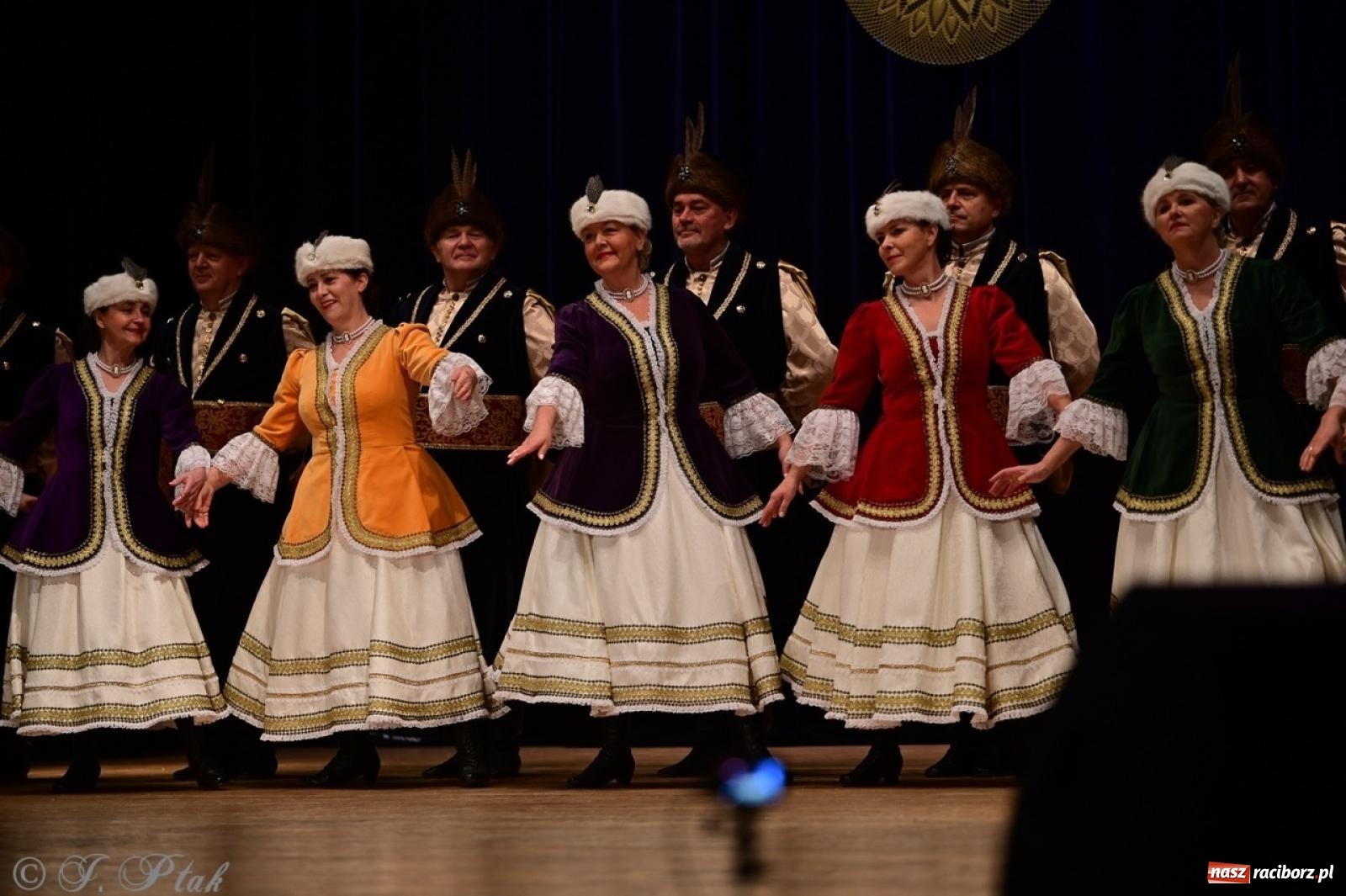 Zdjęcie w galerii na portalu naszraciborz.pl: Koncert charytatywny dla Judytki: taniec, folklor i świąteczne smaki zgromadziły tłumy wiadomości z regionu