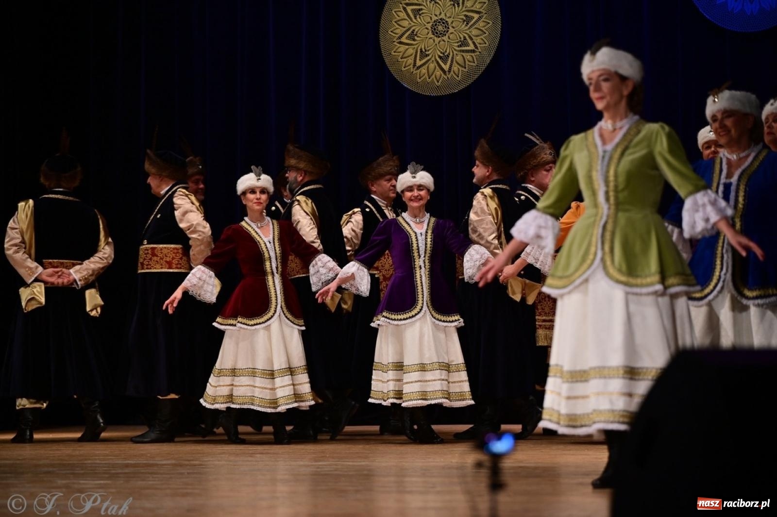 Zdjęcie w galerii na portalu naszraciborz.pl: Koncert charytatywny dla Judytki: taniec, folklor i świąteczne smaki zgromadziły tłumy wiadomości z regionu