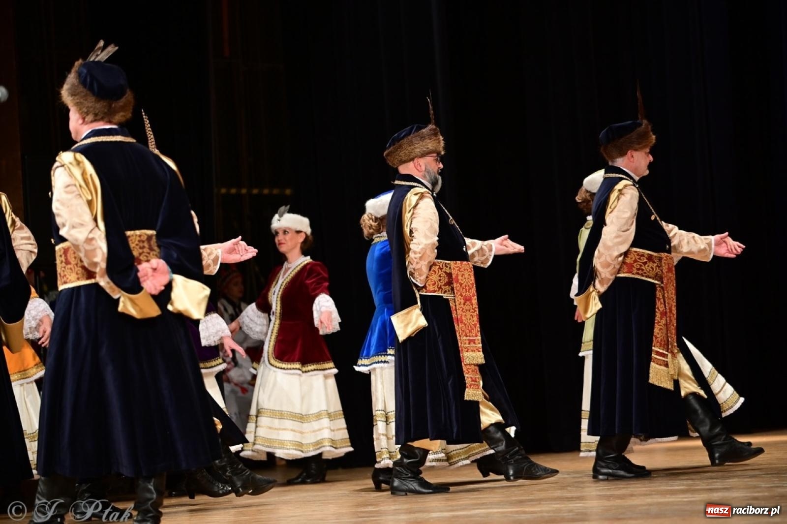 Zdjęcie w galerii na portalu naszraciborz.pl: Koncert charytatywny dla Judytki: taniec, folklor i świąteczne smaki zgromadziły tłumy wiadomości z regionu