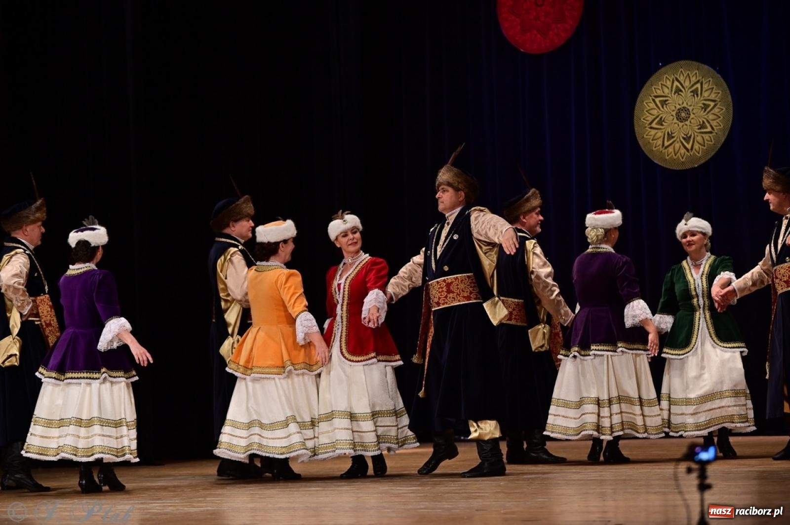 Zdjęcie w galerii na portalu naszraciborz.pl: Koncert charytatywny dla Judytki: taniec, folklor i świąteczne smaki zgromadziły tłumy wiadomości z regionu