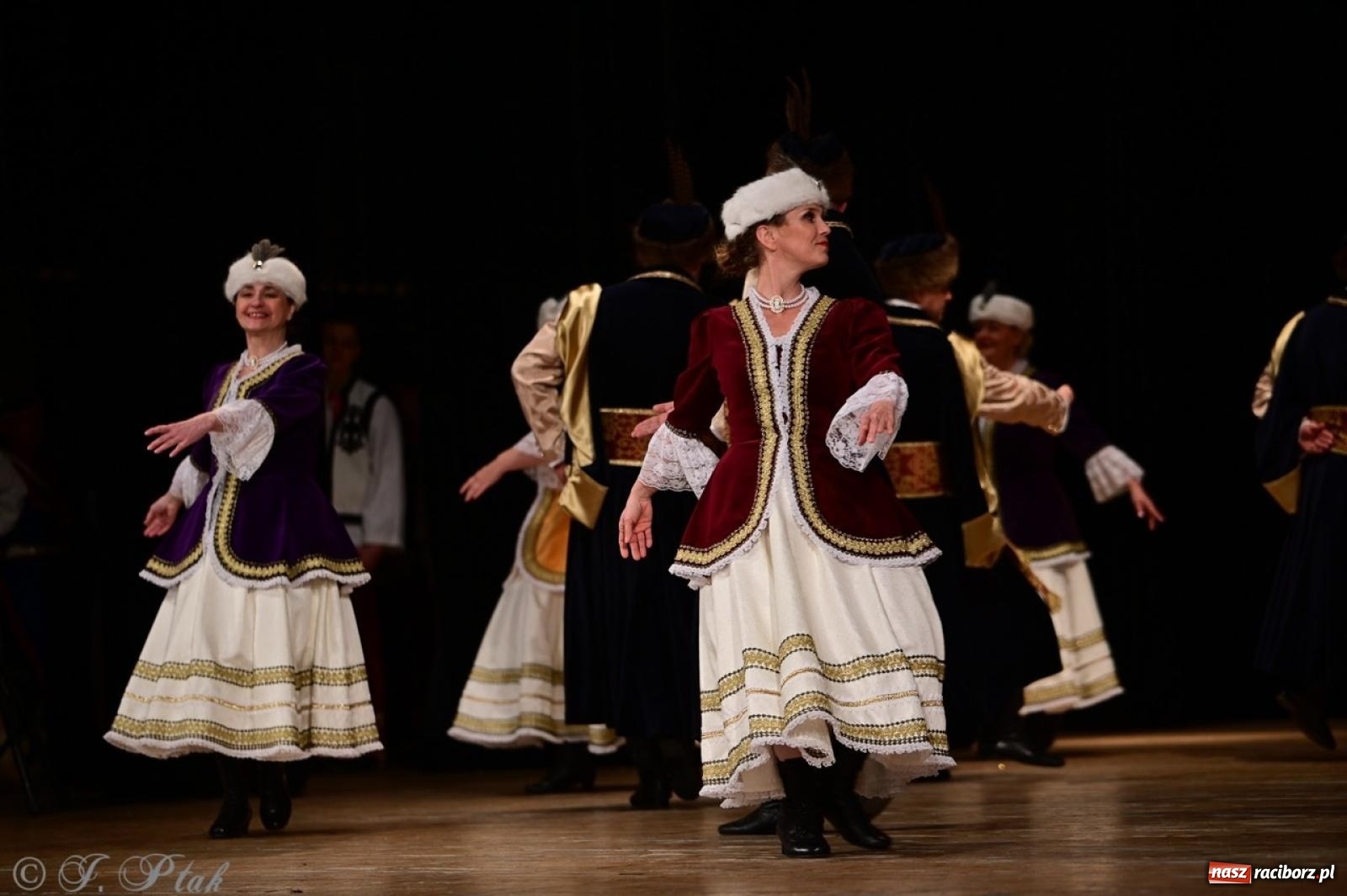 Zdjęcie w galerii na portalu naszraciborz.pl: Koncert charytatywny dla Judytki: taniec, folklor i świąteczne smaki zgromadziły tłumy wiadomości z regionu