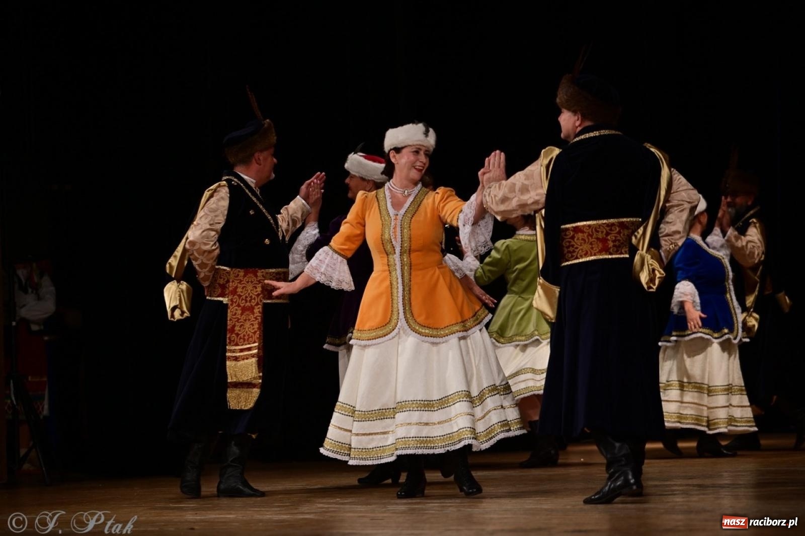 Zdjęcie w galerii na portalu naszraciborz.pl: Koncert charytatywny dla Judytki: taniec, folklor i świąteczne smaki zgromadziły tłumy wiadomości z regionu