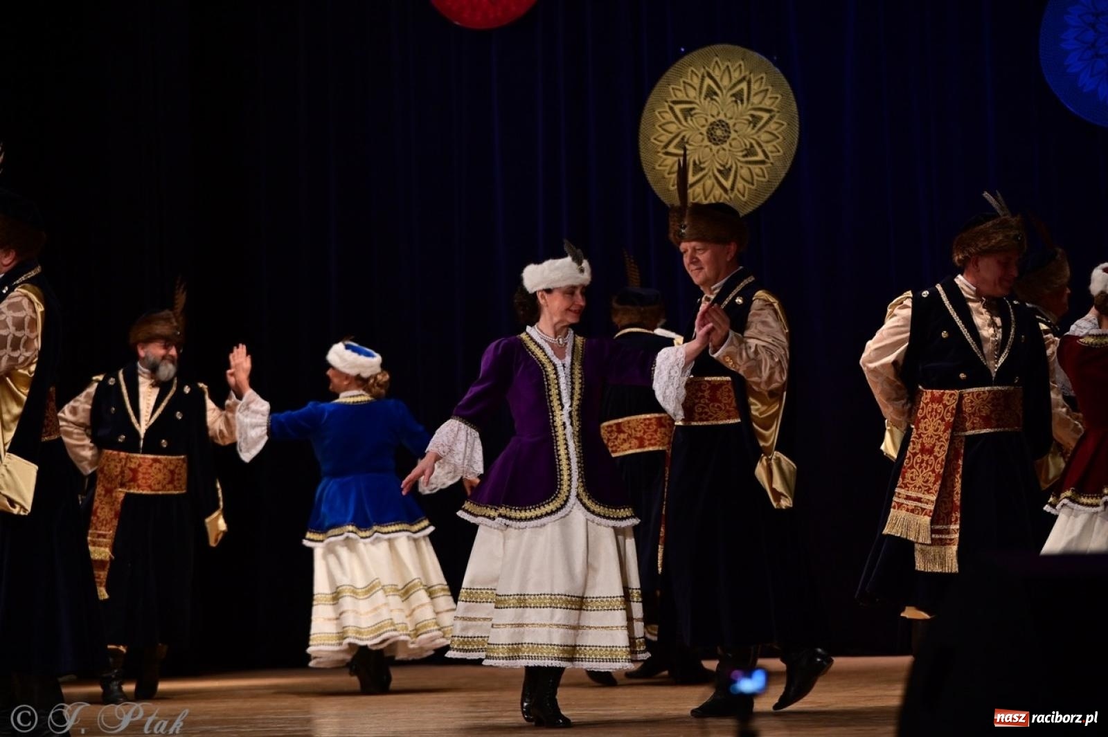 Zdjęcie w galerii na portalu naszraciborz.pl: Koncert charytatywny dla Judytki: taniec, folklor i świąteczne smaki zgromadziły tłumy wiadomości z regionu