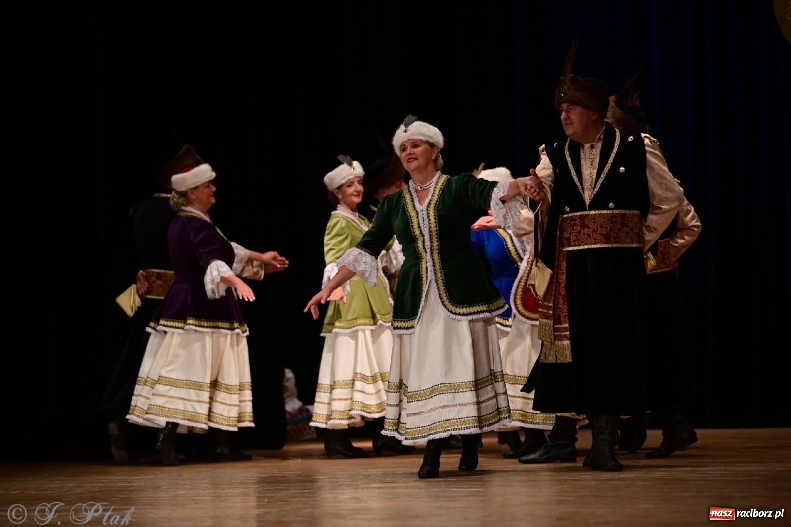 Zdjęcie w galerii na portalu naszraciborz.pl: Koncert charytatywny dla Judytki: taniec, folklor i świąteczne smaki zgromadziły tłumy wiadomości z regionu