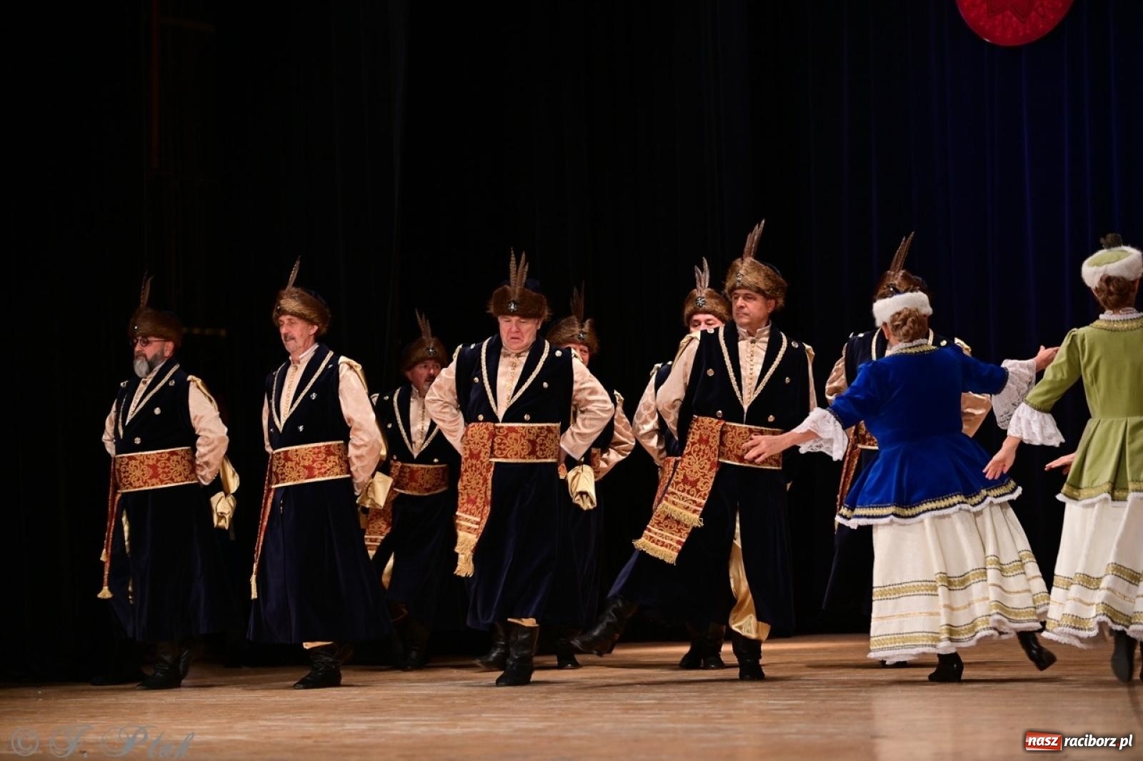 Zdjęcie w galerii na portalu naszraciborz.pl: Koncert charytatywny dla Judytki: taniec, folklor i świąteczne smaki zgromadziły tłumy wiadomości z regionu
