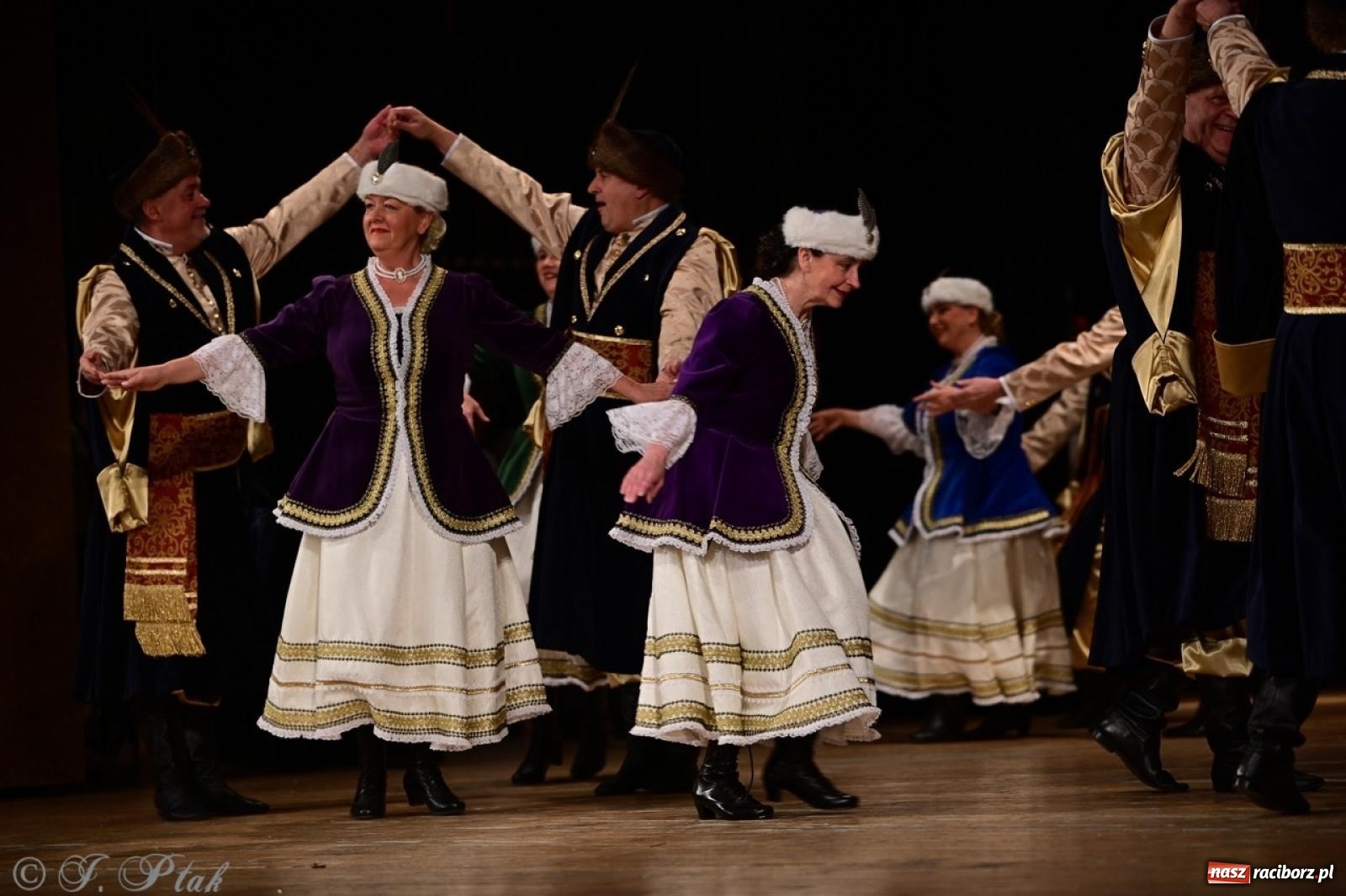 Zdjęcie w galerii na portalu naszraciborz.pl: Koncert charytatywny dla Judytki: taniec, folklor i świąteczne smaki zgromadziły tłumy wiadomości z regionu
