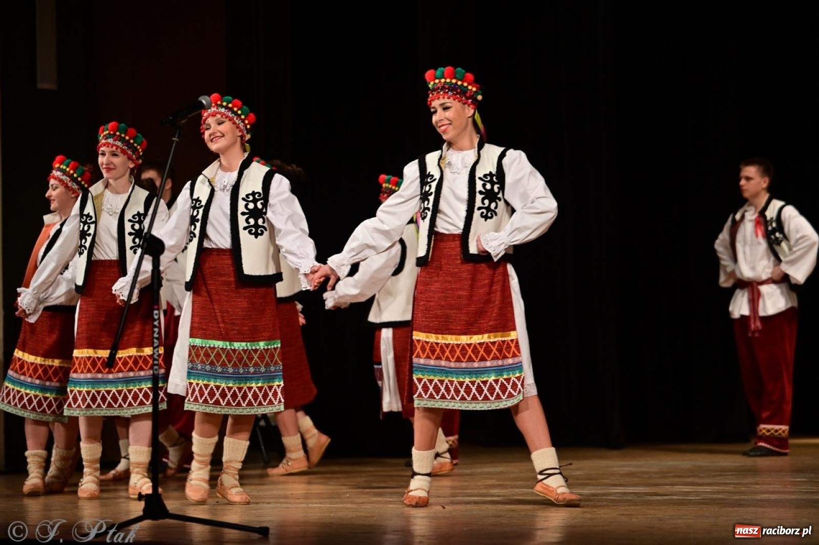 Zdjęcie w galerii na portalu naszraciborz.pl: Koncert charytatywny dla Judytki: taniec, folklor i świąteczne smaki zgromadziły tłumy wiadomości z regionu