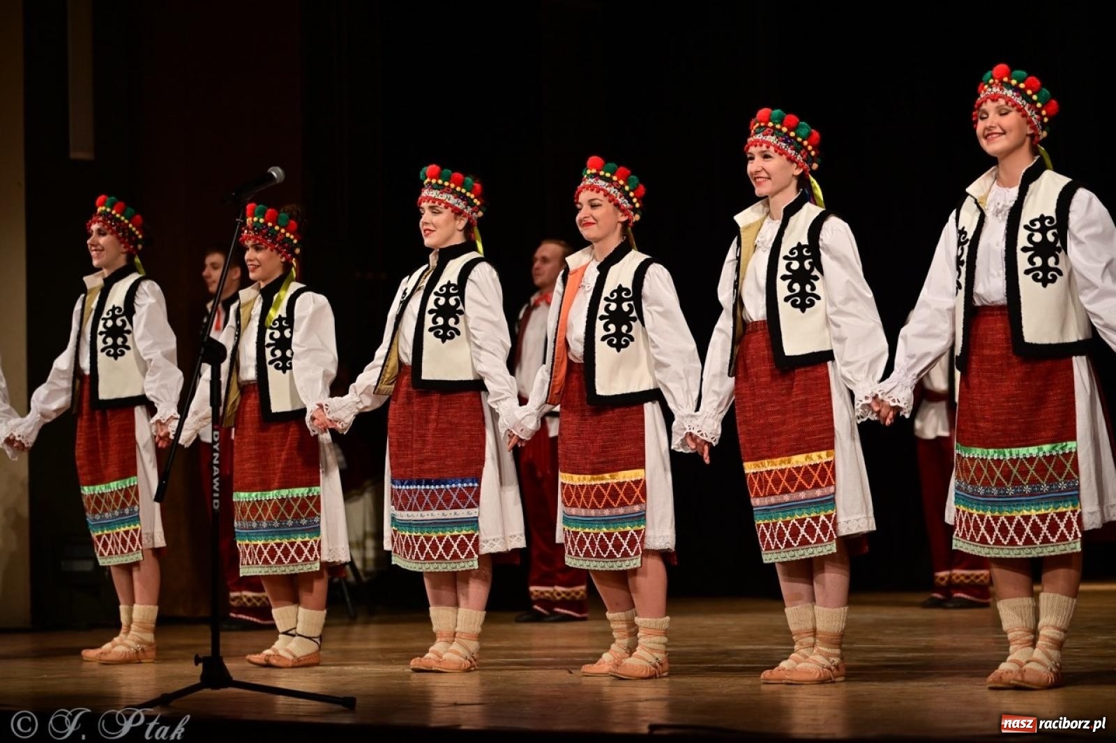 Zdjęcie w galerii na portalu naszraciborz.pl: Koncert charytatywny dla Judytki: taniec, folklor i świąteczne smaki zgromadziły tłumy wiadomości z regionu