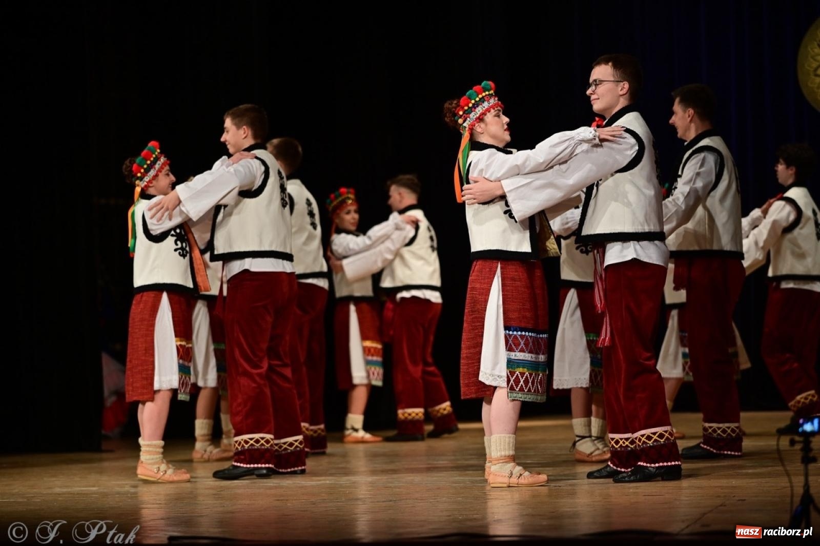 Zdjęcie w galerii na portalu naszraciborz.pl: Koncert charytatywny dla Judytki: taniec, folklor i świąteczne smaki zgromadziły tłumy wiadomości z regionu
