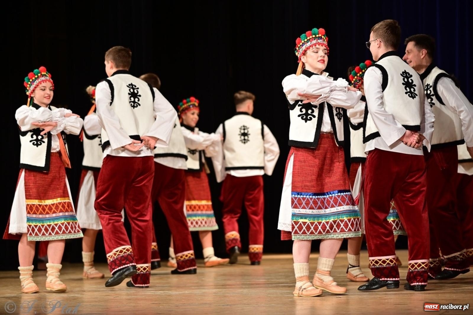 Zdjęcie w galerii na portalu naszraciborz.pl: Koncert charytatywny dla Judytki: taniec, folklor i świąteczne smaki zgromadziły tłumy wiadomości z regionu