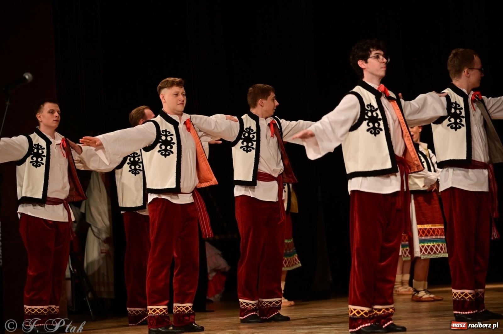 Zdjęcie w galerii na portalu naszraciborz.pl: Koncert charytatywny dla Judytki: taniec, folklor i świąteczne smaki zgromadziły tłumy wiadomości z regionu