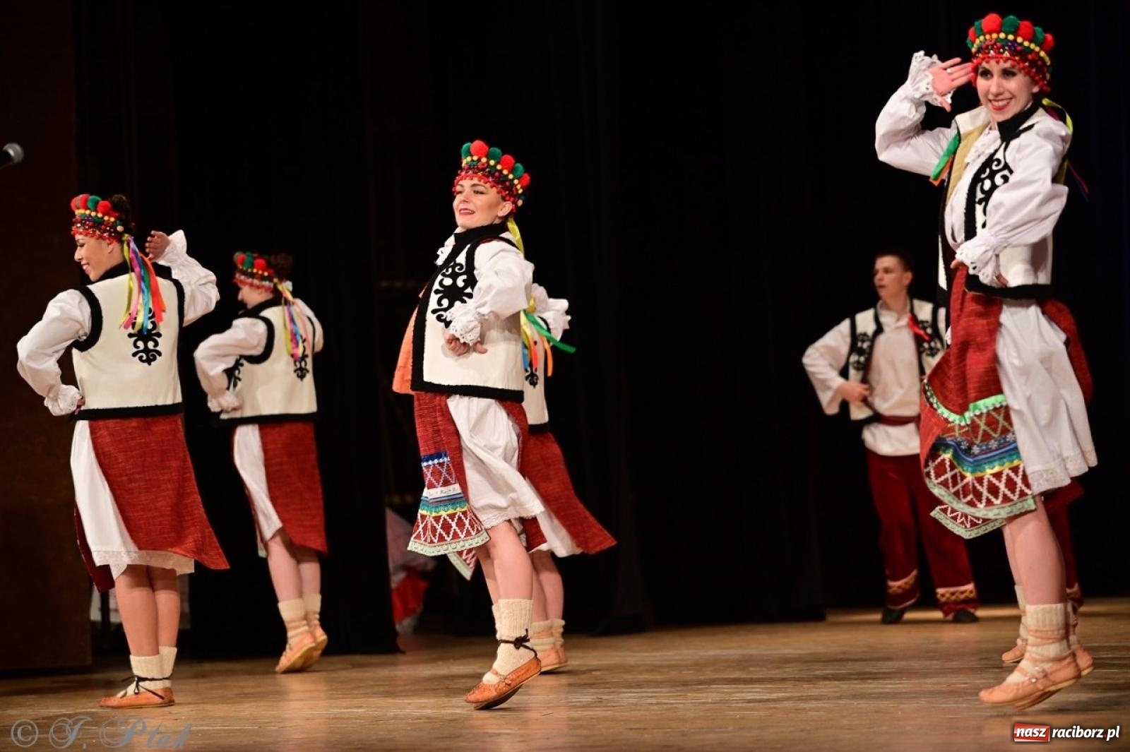 Zdjęcie w galerii na portalu naszraciborz.pl: Koncert charytatywny dla Judytki: taniec, folklor i świąteczne smaki zgromadziły tłumy wiadomości z regionu