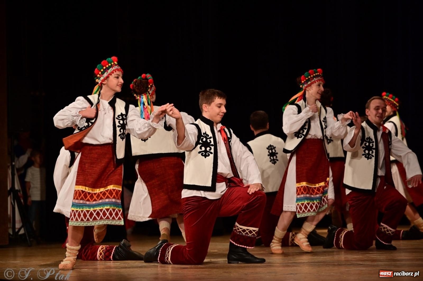 Zdjęcie w galerii na portalu naszraciborz.pl: Koncert charytatywny dla Judytki: taniec, folklor i świąteczne smaki zgromadziły tłumy wiadomości z regionu