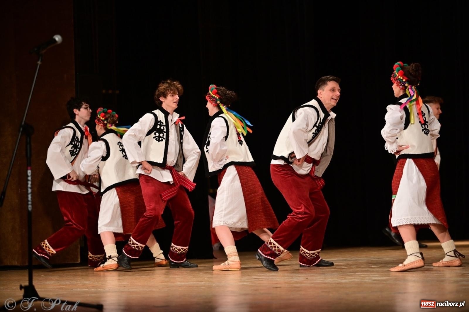 Zdjęcie w galerii na portalu naszraciborz.pl: Koncert charytatywny dla Judytki: taniec, folklor i świąteczne smaki zgromadziły tłumy wiadomości z regionu
