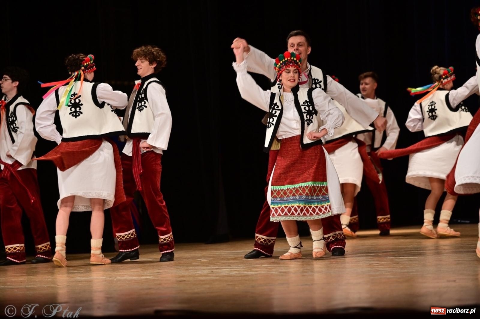 Zdjęcie w galerii na portalu naszraciborz.pl: Koncert charytatywny dla Judytki: taniec, folklor i świąteczne smaki zgromadziły tłumy wiadomości z regionu