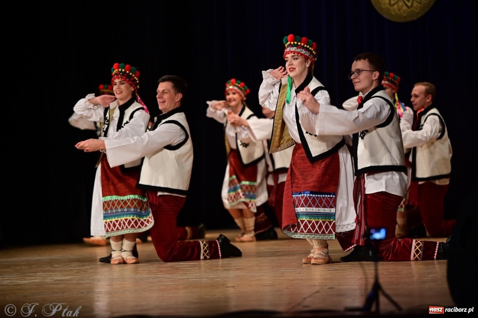 Zdjęcie w galerii na portalu naszraciborz.pl: Koncert charytatywny dla Judytki: taniec, folklor i świąteczne smaki zgromadziły tłumy wiadomości z regionu