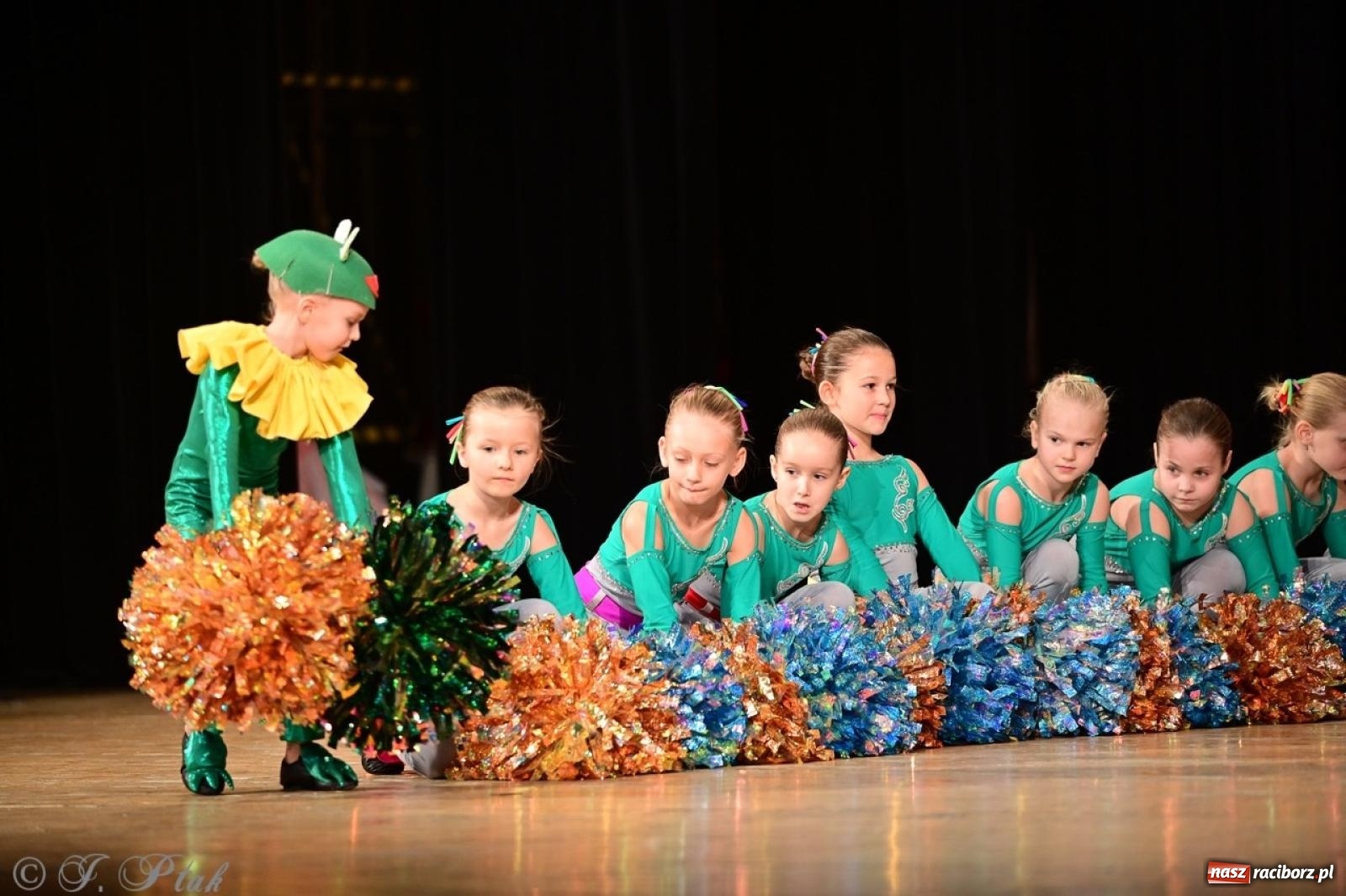 Zdjęcie w galerii na portalu naszraciborz.pl: Koncert charytatywny dla Judytki: taniec, folklor i świąteczne smaki zgromadziły tłumy wiadomości z regionu