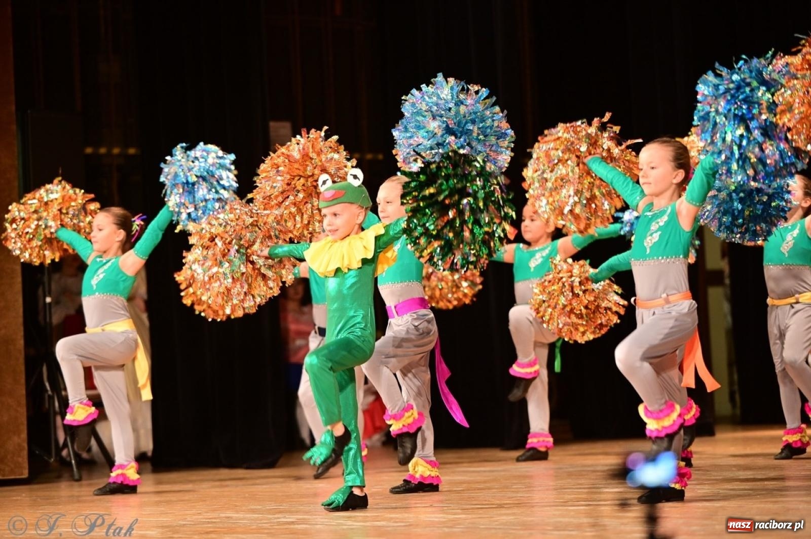 Zdjęcie w galerii na portalu naszraciborz.pl: Koncert charytatywny dla Judytki: taniec, folklor i świąteczne smaki zgromadziły tłumy wiadomości z regionu