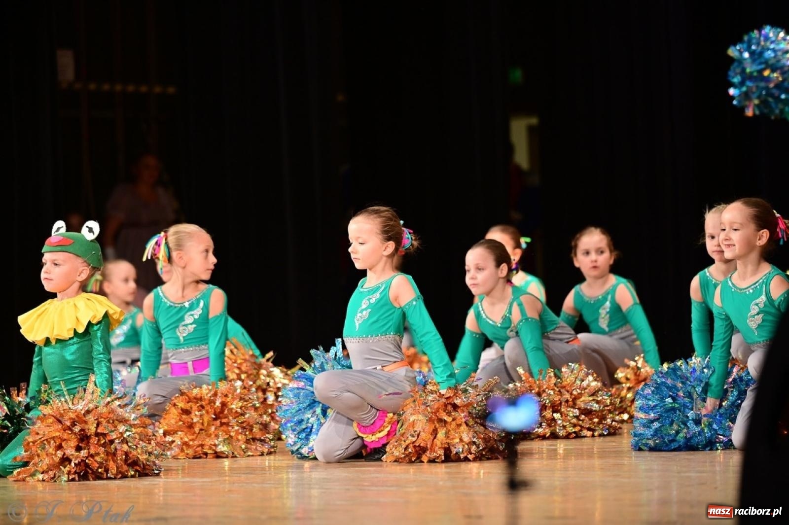 Zdjęcie w galerii na portalu naszraciborz.pl: Koncert charytatywny dla Judytki: taniec, folklor i świąteczne smaki zgromadziły tłumy wiadomości z regionu
