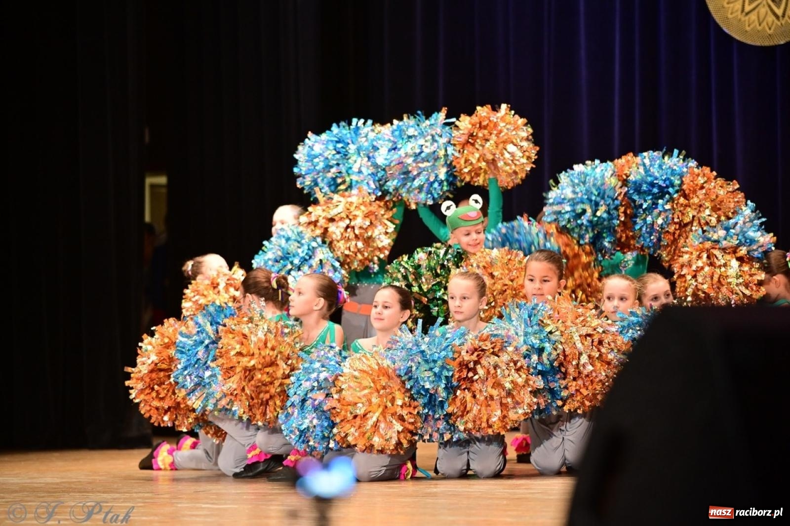 Zdjęcie w galerii na portalu naszraciborz.pl: Koncert charytatywny dla Judytki: taniec, folklor i świąteczne smaki zgromadziły tłumy wiadomości z regionu