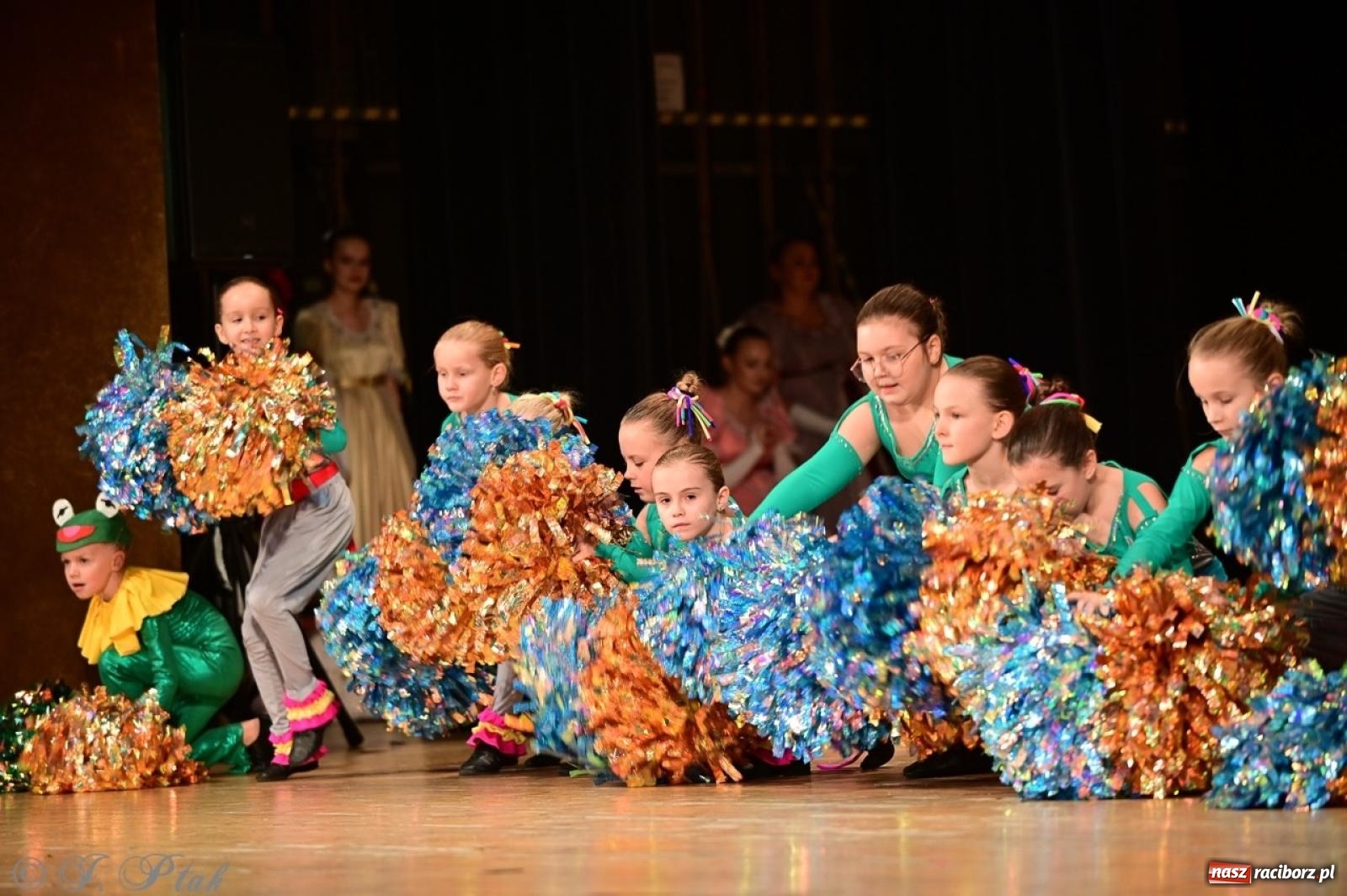 Zdjęcie w galerii na portalu naszraciborz.pl: Koncert charytatywny dla Judytki: taniec, folklor i świąteczne smaki zgromadziły tłumy wiadomości z regionu